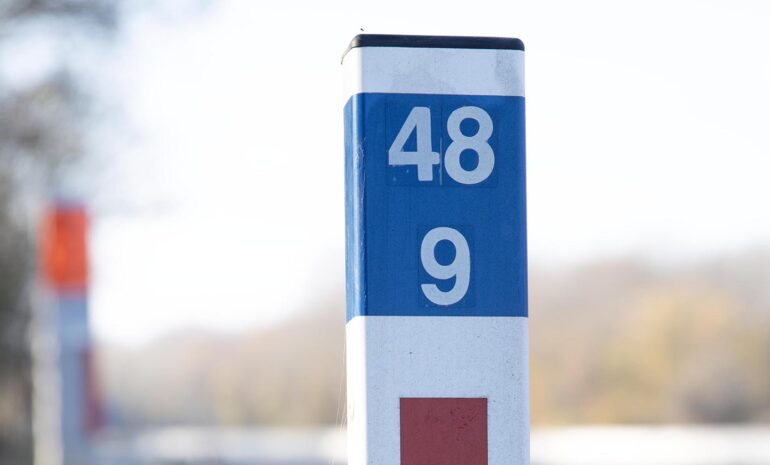 Photo of a location marker post on a motorway at an emergency telephone